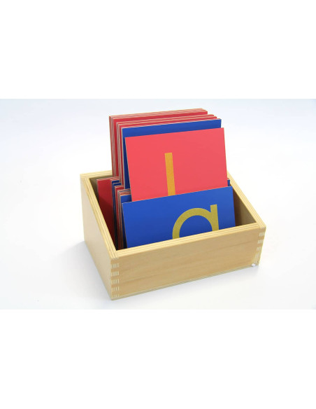 Lettres rugueuses minuscules en script avec boîte Lettres rugueuses minuscules en script avec boîte