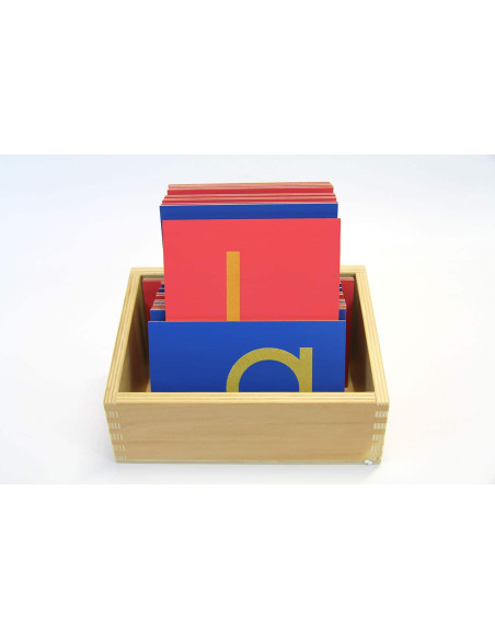 Lettres rugueuses minuscules en script avec boîte Lettres rugueuses minuscules en script avec boîte