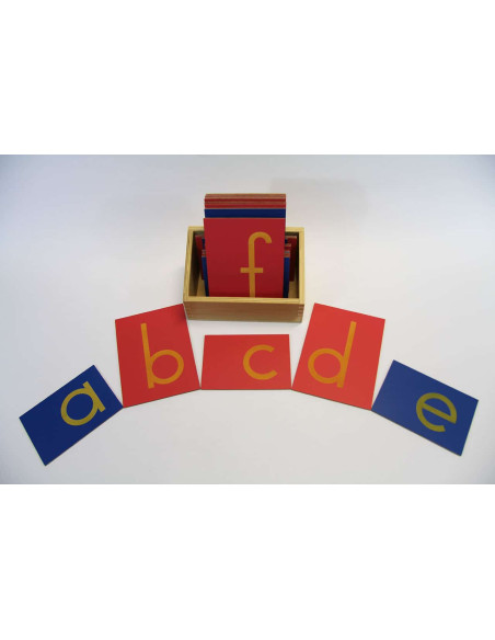 Lettres rugueuses minuscules en script avec boîte Lettres rugueuses minuscules en script avec boîte