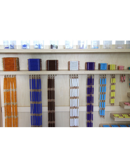 Meuble avec le matériel complet des perles Meuble avec le matériel complet des perles