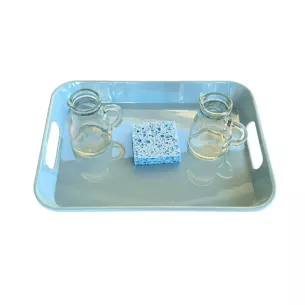 Plateau Montessori : transvaser de l'eau