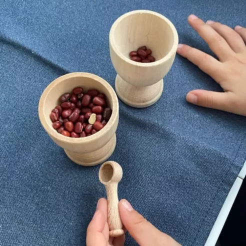 Mini set de transvasement pour enfant. Vie Pratique Montessori.