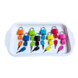 8 cadenas colorés avec plateau. Motricité fine enfant.