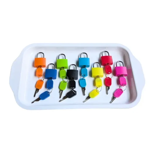 8 cadenas colorés avec plateau. Motricité fine enfant.